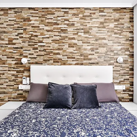 Calle Pola De Siero 38 , Two Bedroom Near Locos With Large Terrace And Air Conditioning In Every Room, Apartamento