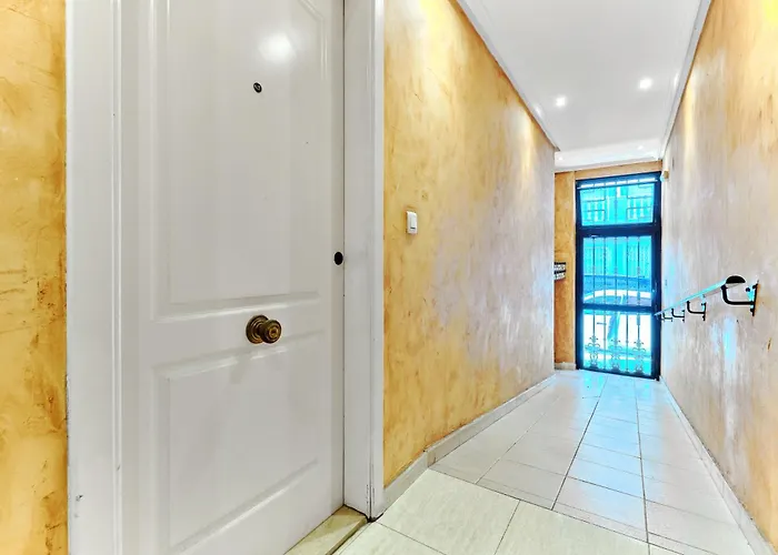 Calle Pola De Siero 38 , Two Bedroom Near Locos With Large Terrace And Air Conditioning In Every Room, Apartamento