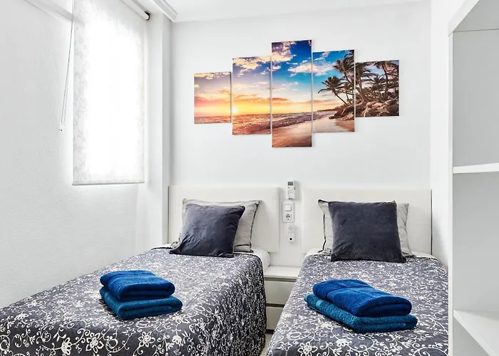 Calle Pola De Siero 38 , Two Bedroom Near Locos With Large Terrace And Air Conditioning In Every Room, Apartamento *