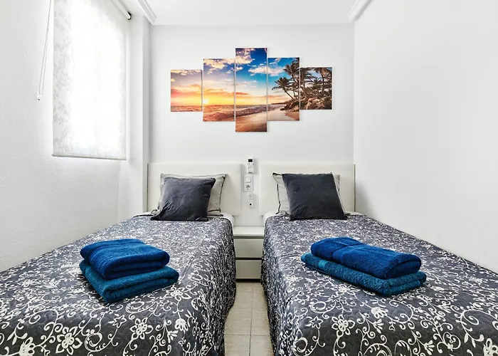 Calle Pola De Siero 38 , Two Bedroom Near Locos With Large Terrace And Air Conditioning In Every Room, Apartamento Torrevieja