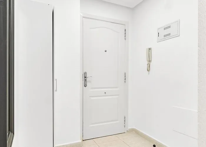 Calle Pola De Siero 38 , Two Bedroom Near Locos With Large Terrace And Air Conditioning In Every Room, Apartamento *