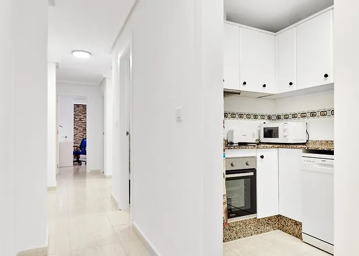 Calle Pola De Siero 38 , Two Bedroom Near Locos With Large Terrace And Air Conditioning In Every Room, Apartamento Torrevieja