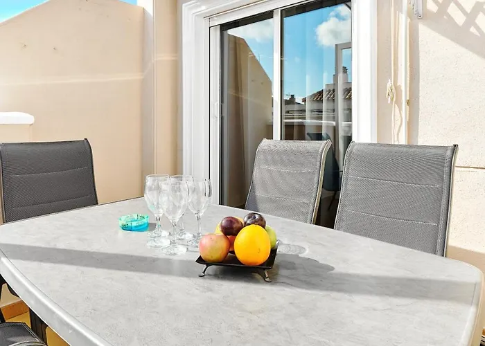 Calle Pola De Siero 38 , Two Bedroom Near Locos With Large Terrace And Air Conditioning In Every Room, Apartamento Torrevieja