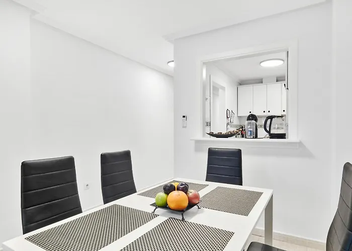 Calle Pola De Siero 38 , Two Bedroom Near Locos With Large Terrace And Air Conditioning In Every Room, Apartamento *