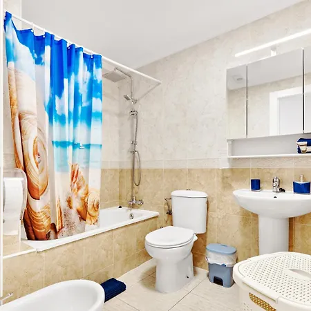 Calle Pola De Siero 38 , Two Bedroom Near Locos With Large Terrace And Air Conditioning In Every Room, Apartamento Torrevieja