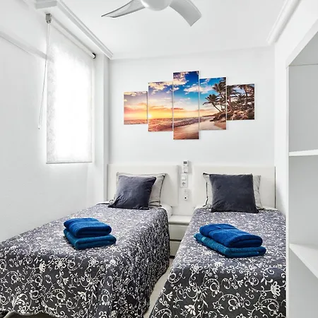 Calle Pola De Siero 38 , Two Bedroom Near Locos With Large Terrace And Air Conditioning In Every Room, Apartamento *