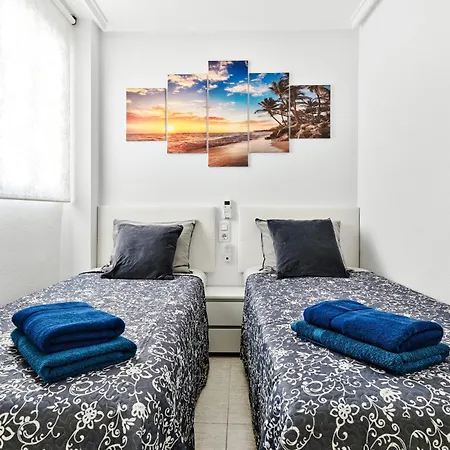 Calle Pola De Siero 38 , Two Bedroom Near Locos With Large Terrace And Air Conditioning In Every Room, Apartament Torrevieja