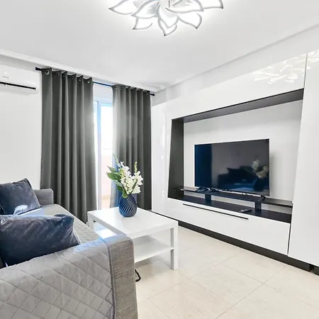 Calle Pola De Siero 38 , Two Bedroom Near Locos With Large Terrace And Air Conditioning In Every Room, Apartamento Torrevieja