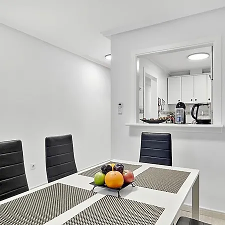 Calle Pola De Siero 38 , Two Bedroom Near Locos With Large Terrace And Air Conditioning In Every Room, Apartament Torrevieja